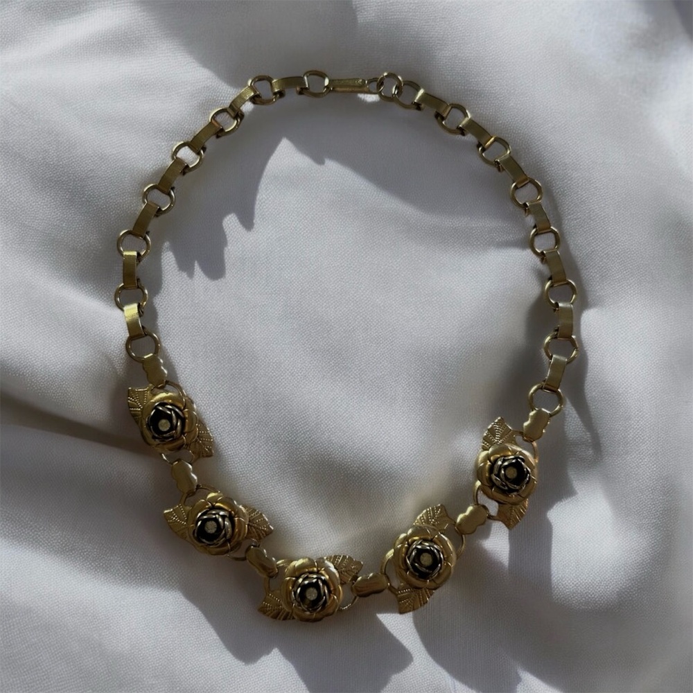 Elegant Gold Floral Necklace